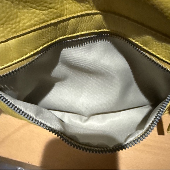 American Leather Co Pale Yellow Leather Crossbody Bag - Picture 10 of 11